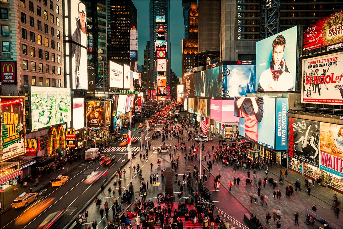 Bild von Werbeflächen in New York als Sinnbild für das Thema Öffentlichkeitsarbeit und PR der Unternehmensberatung  am Bodensee