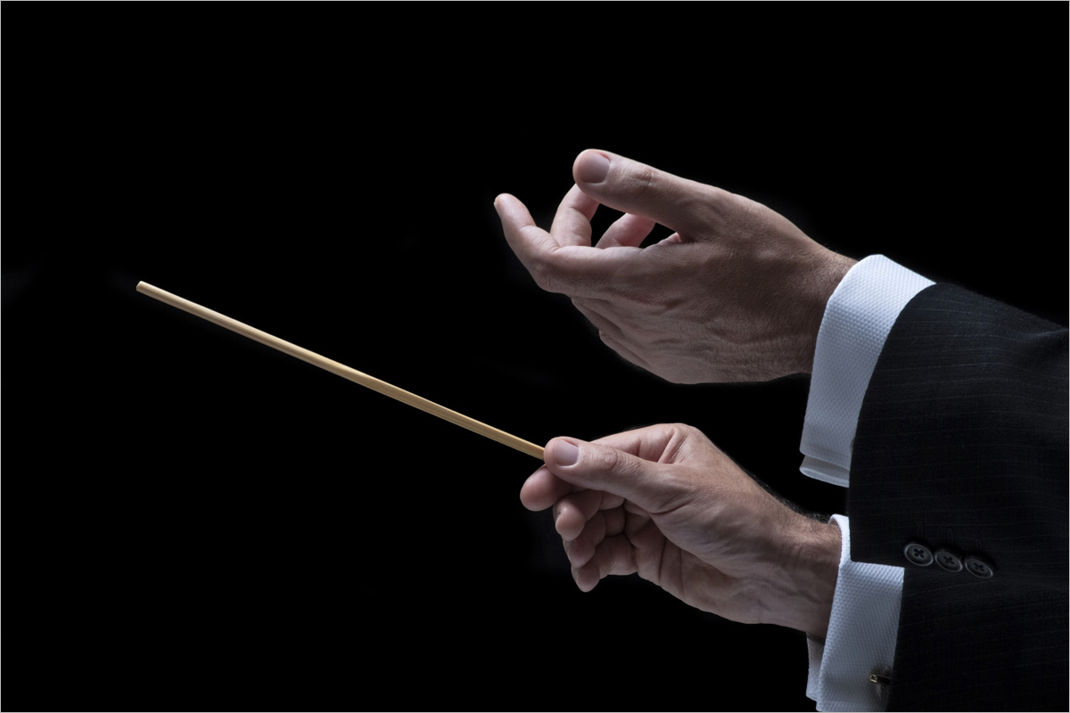 Bild eines Dirigenten als Sinnbild für die Orchestrierung aller Kommunikationsmaßnahmen durch die Unternehmensberatung  am Bodensee veranschaulicht.